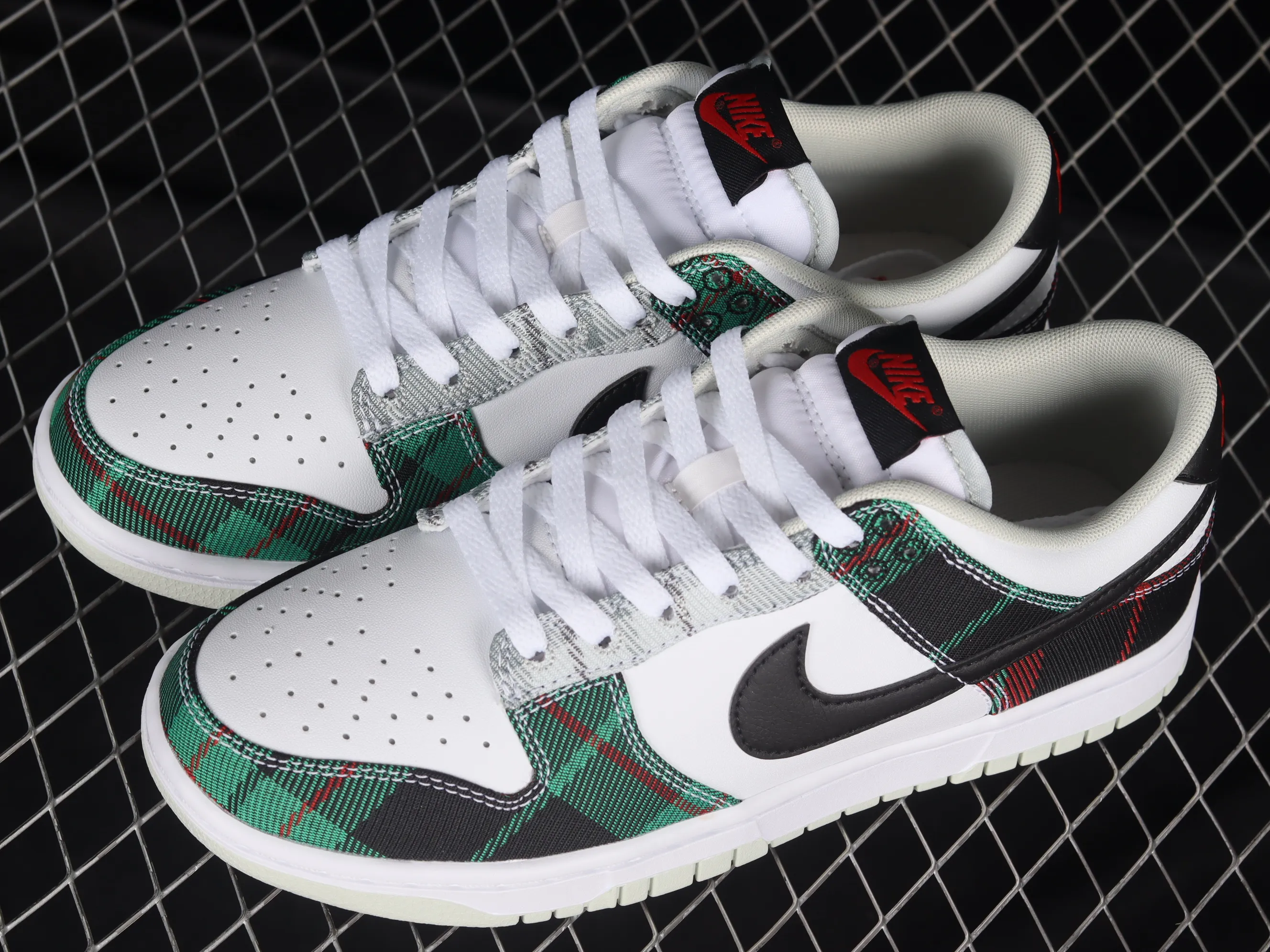 All categories Nk SB Dunk series Nk SB Dunk Low low-top sneakers Nk Dunk Low "Plaid" British style SB smashed backboard fashion casual sneakers DV0827-100